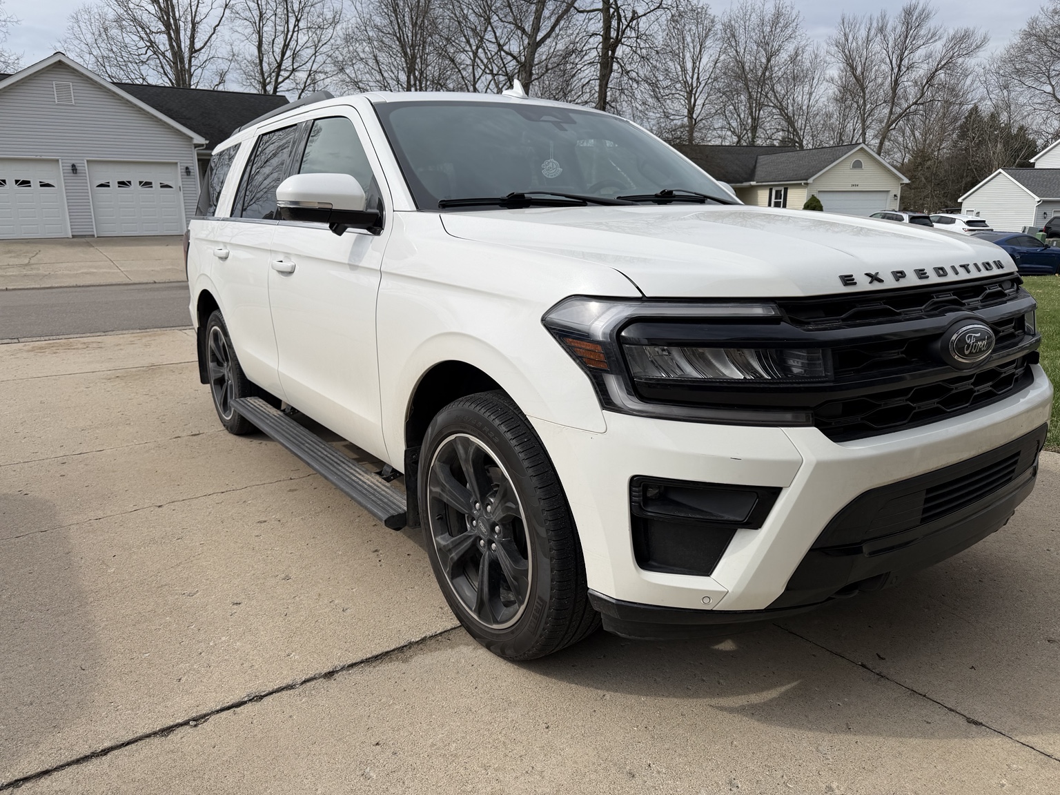 White Ford Expedition exterior detailing photo