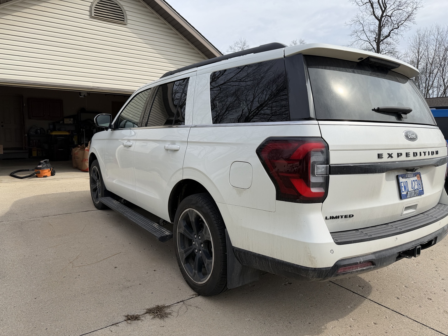 White Ford Expedition rear exterior detailing photo